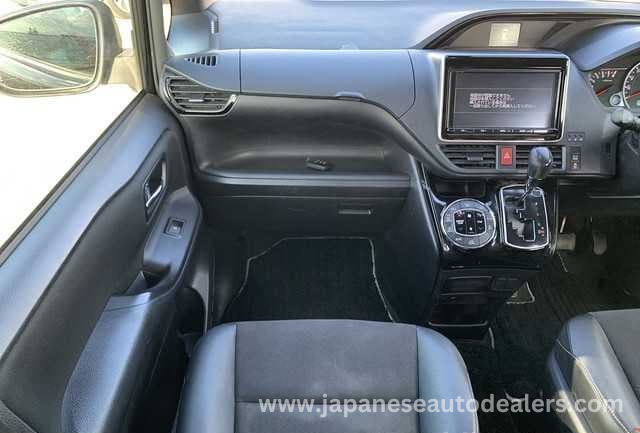 
								TOYOTA NOAH full									
