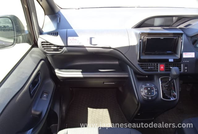 
								TOYOTA NOAH full									