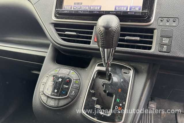 
								TOYOTA VOXY full									