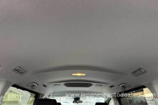 
								TOYOTA VOXY full									