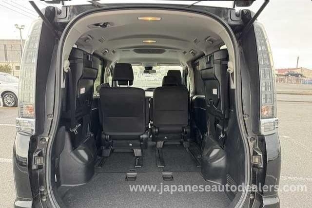 
								TOYOTA VOXY full									