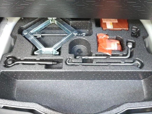 
								TOYOTA RAV4 full									