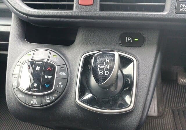
								TOYOTA VOXY HYBRID full									