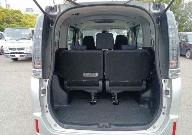 
								TOYOTA VOXY HYBRID full									