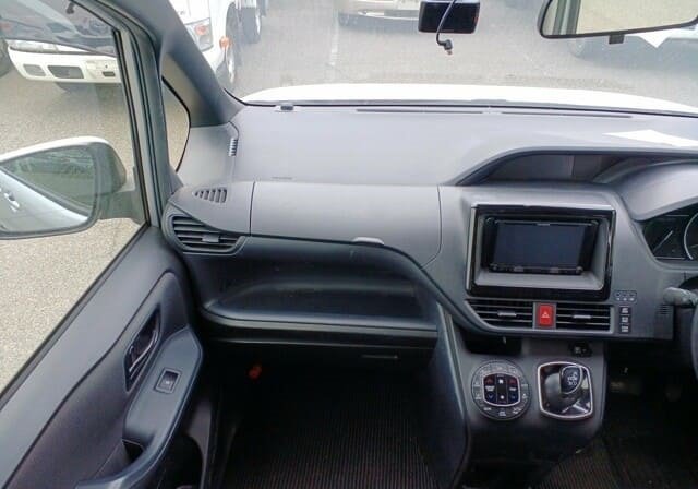 
								TOYOTA VOXY HYBRID full									