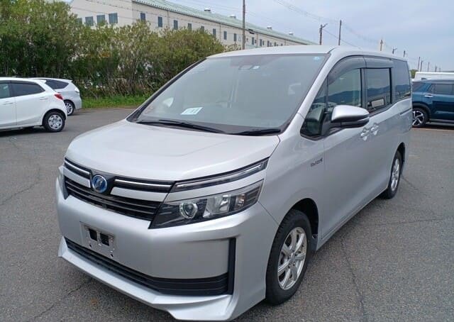 
								TOYOTA VOXY HYBRID full									
