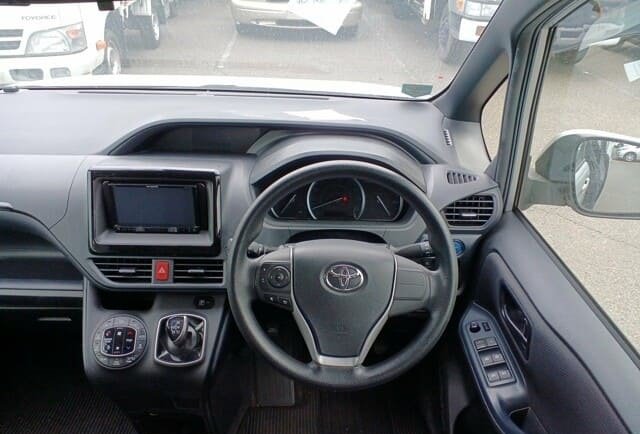 
								TOYOTA VOXY HYBRID full									