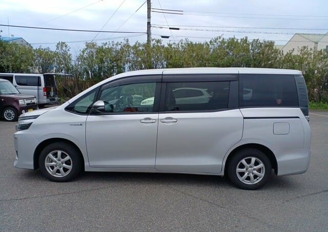
								TOYOTA VOXY HYBRID full									