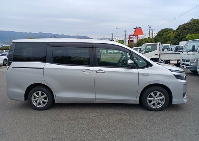 
								TOYOTA VOXY HYBRID full									