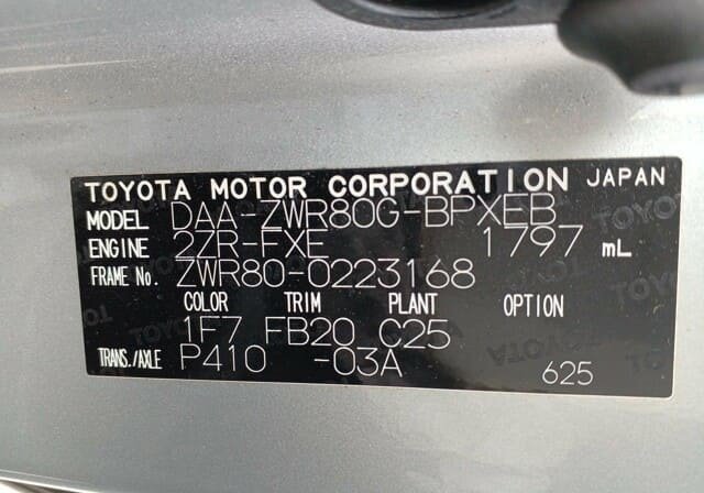 
								TOYOTA VOXY HYBRID full									