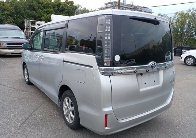 
								TOYOTA VOXY HYBRID full									