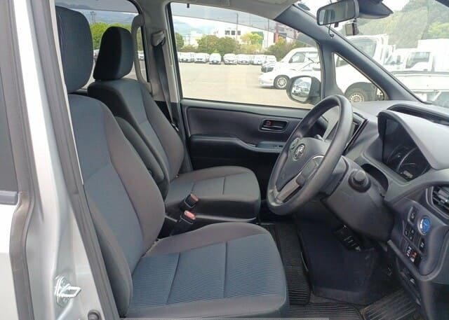 
								TOYOTA VOXY HYBRID full									