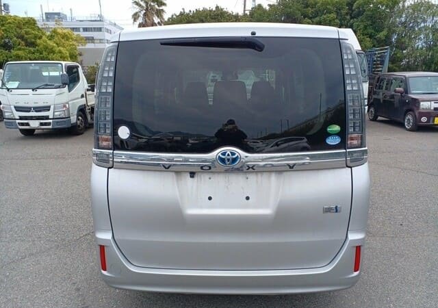 
								TOYOTA VOXY HYBRID full									