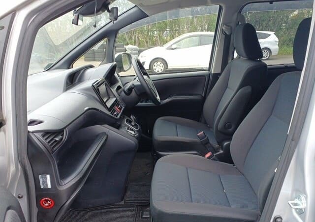 
								TOYOTA VOXY HYBRID full									