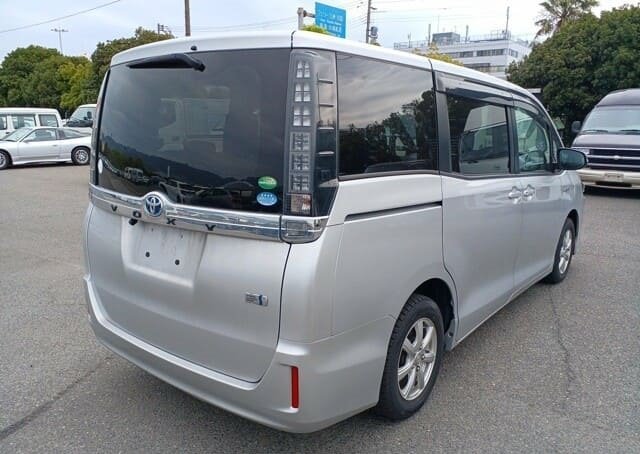 
								TOYOTA VOXY HYBRID full									