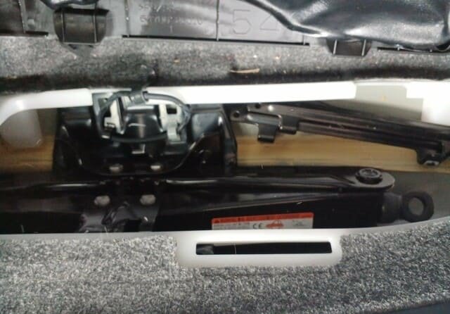 
								TOYOTA VOXY HYBRID full									