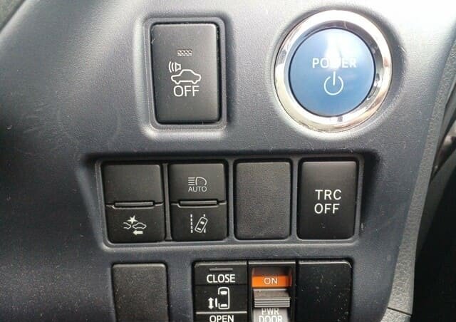 
								TOYOTA VOXY HYBRID full									