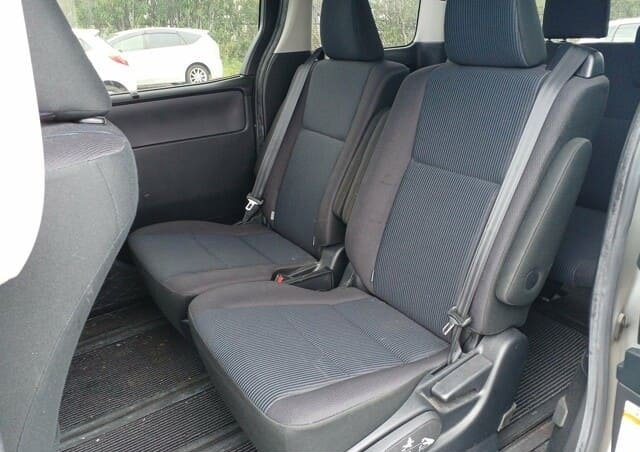 
								TOYOTA VOXY HYBRID full									
