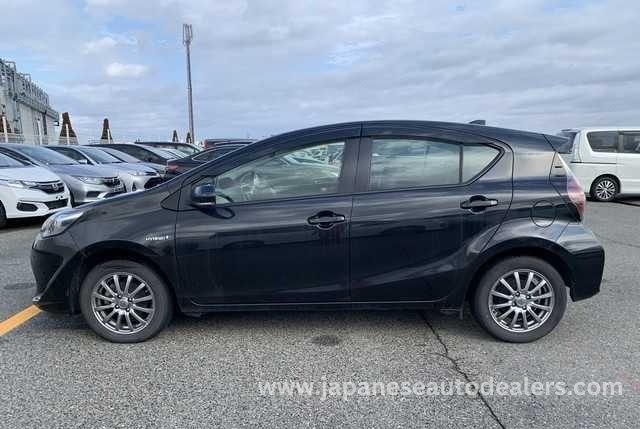 
								TOYOTA AQUA HYBRID full									