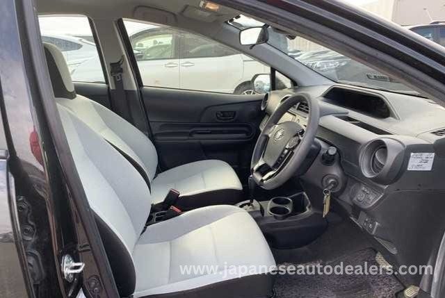 
								TOYOTA AQUA HYBRID full									