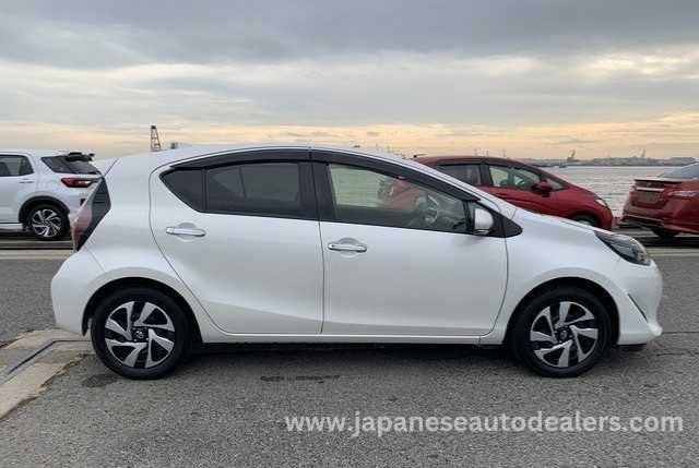 
								TOYOTA AQUA HYBRID full									