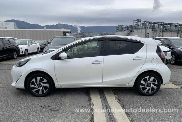 
								TOYOTA AQUA HYBRID full									