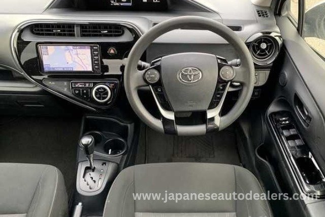 
								TOYOTA AQUA HYBRID full									