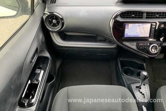 
								TOYOTA AQUA HYBRID full									