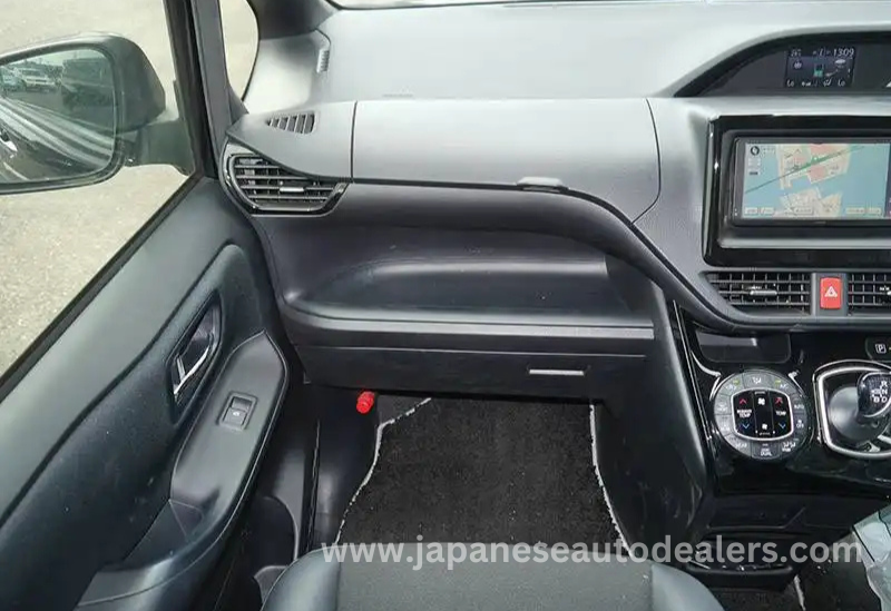 
								Toyota Noah Hybrid full									