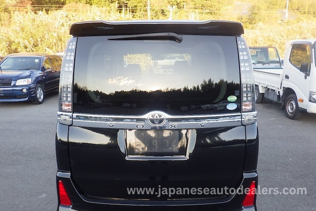 
								TOYOTA VOXY full									