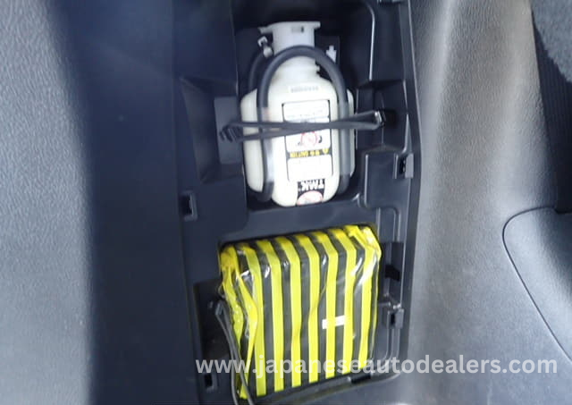 
								TOYOTA VOXY HYBRID full									