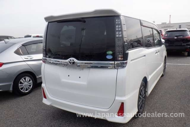 
								TOYOTA VOXY full									