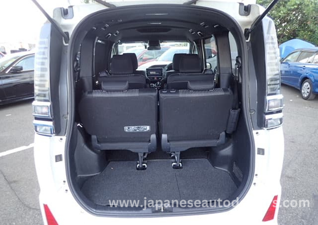 
								TOYOTA VOXY HYBRID full									