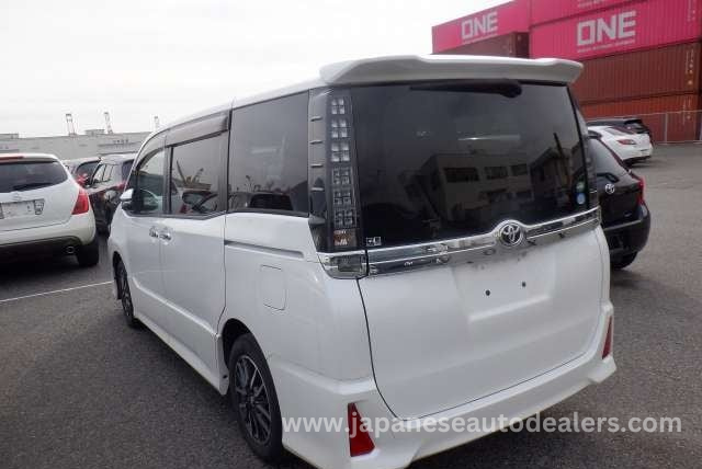 
								TOYOTA VOXY full									