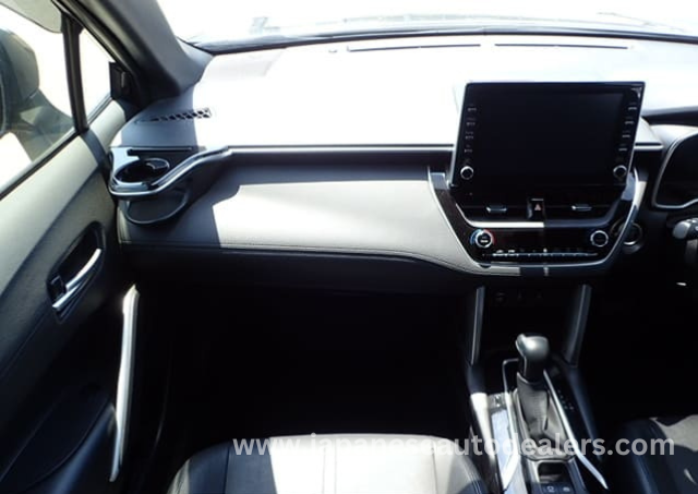 
								TOYOTA COROLLA CROSS full									
