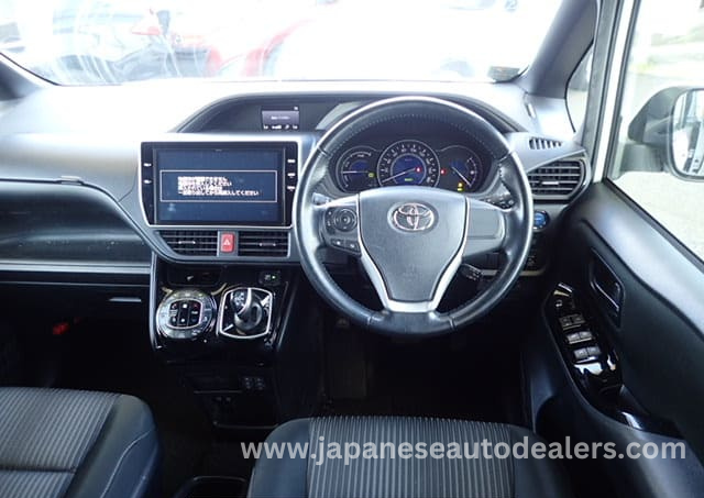 
								TOYOTA VOXY HYBRID full									