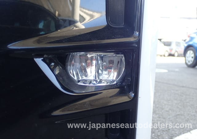 
								TOYOTA VOXY HYBRID full									