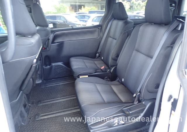 
								TOYOTA VOXY HYBRID full									