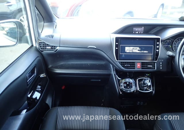 
								TOYOTA VOXY HYBRID full									