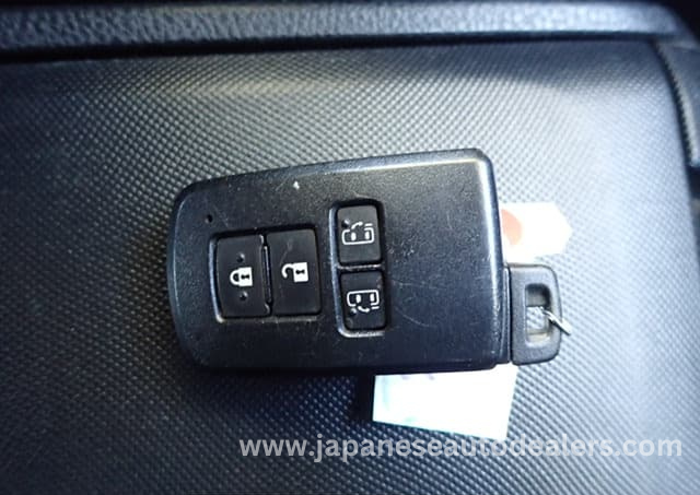 
								TOYOTA VOXY HYBRID full									