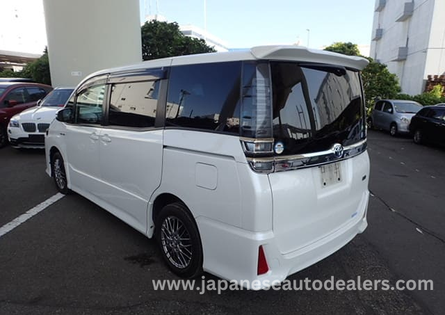 
								TOYOTA VOXY HYBRID full									