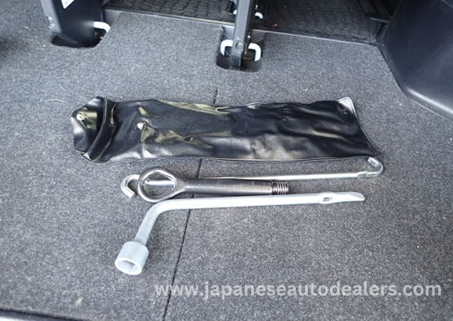 
								TOYOTA VOXY HYBRID full									