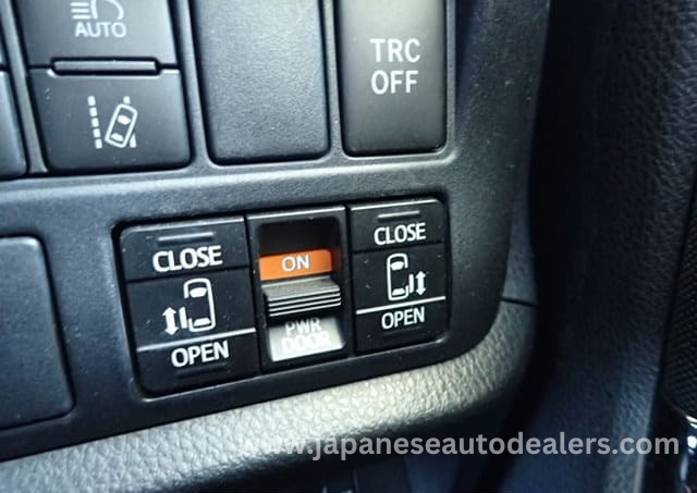 
								TOYOTA VOXY HYBRID full									