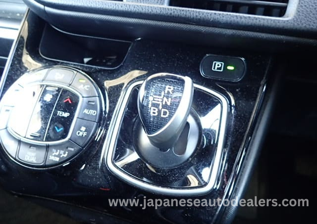 
								TOYOTA VOXY HYBRID full									