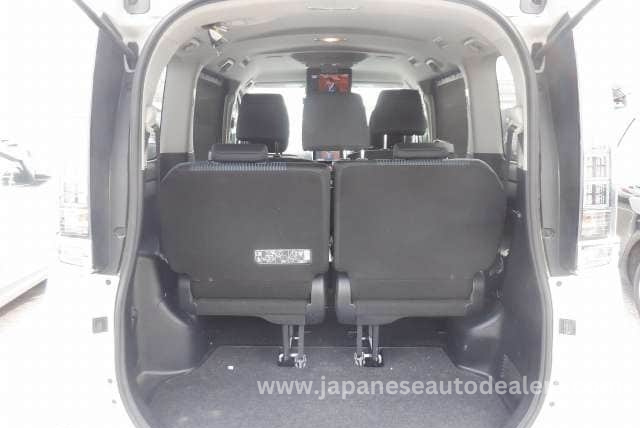 
								TOYOTA VOXY full									