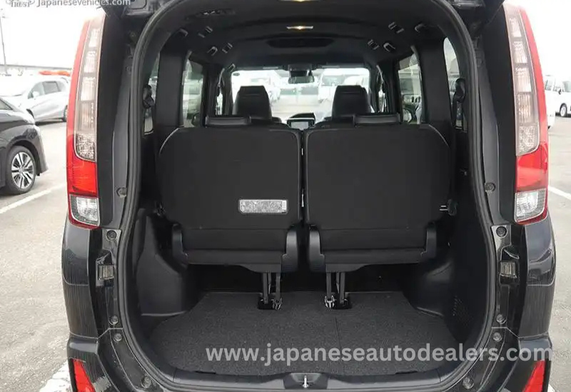 
								Toyota Noah Hybrid full									
