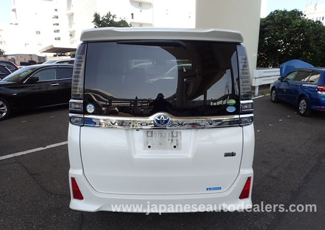 
								TOYOTA VOXY HYBRID full									