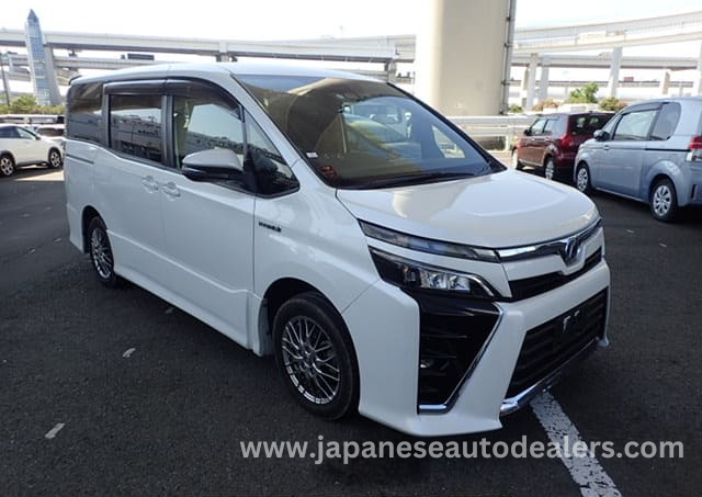 
								TOYOTA VOXY HYBRID full									
