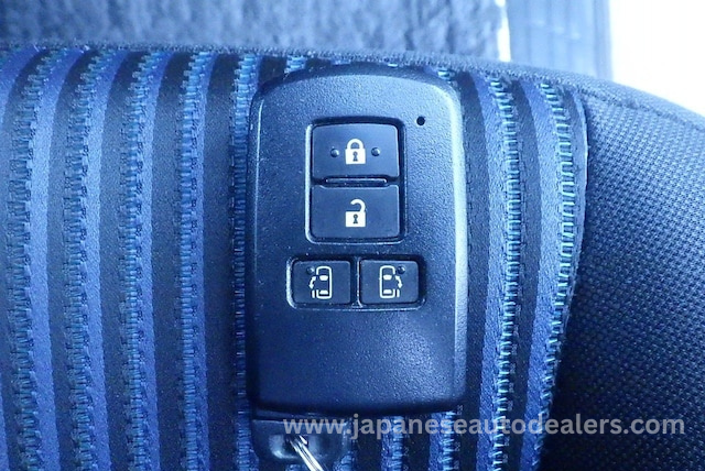 
								TOYOTA VOXY full									