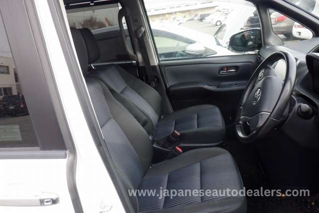 
								TOYOTA VOXY full									